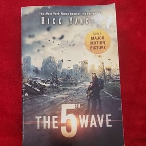 The 5th Wave Book by Rick Yancey